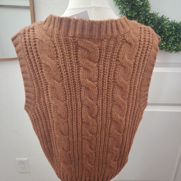 NWT American Eagle Cable Knit V-Neck Sweater Vest - Brown - Picture 4 of 4
